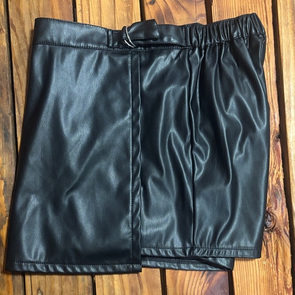 NWOT - Tahari Black Faux Leather Skirt - Picture 6 of 7